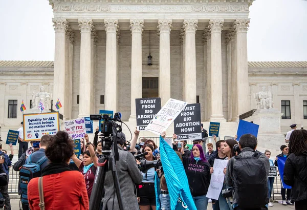 (Roe V. Wade 'e karşı ABD Anayasa Mahkemesi önünde protesto. 3 Mayıs 2022, Washington DC, Maryland, ABD: Washington DC 'deki Birleşik Devletler Yüksek Mahkemesi dışında, protestocular sızan karara verdikleri tepkiyi dile getirmek için bir araya geldiler.