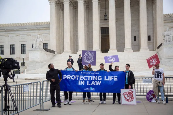 (Roe V. Wade 'e karşı ABD Anayasa Mahkemesi önünde protesto. 3 Mayıs 2022, Washington DC, Maryland, ABD: Washington DC 'deki Birleşik Devletler Yüksek Mahkemesi dışında, protestocular sızan karara verdikleri tepkiyi dile getirmek için bir araya geldiler.