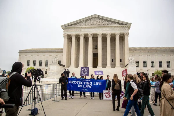 (Roe V. Wade 'e karşı ABD Anayasa Mahkemesi önünde protesto. 3 Mayıs 2022, Washington DC, Maryland, ABD: Washington DC 'deki Birleşik Devletler Yüksek Mahkemesi dışında, protestocular sızan karara verdikleri tepkiyi dile getirmek için bir araya geldiler.