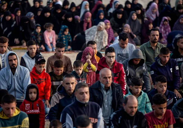 Filistinli Müslümanlar Kurban Bayramı duası yapıyor. 3 Mayıs 2022, Gazze, Filistin: Filistinli Müslümanlar, Güney Gazze Şeridi 'ndeki kutsal Ramazan ayının bitiminde gün doğumunda el Fitr namazı kıldılar..