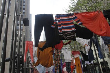 Rockefeller Center 'daki MASA: Intervencion / Interseccion. 4 Mayıs 2022, New York, ABD: Rockefeller Center 'daki MASA 5 Mayıs - 24 Haziran tarihleri arasında Rockefeller Center' ın kampüsünde Meksika 'nın en iyi çağdaş sanat ve tasarımını kutluyor. Bu...