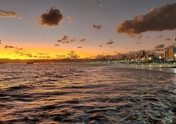サントスのPonta PraiaとEmbareビーチから見た日没 2022年5月4日 サンパウロ ブラジル 水曜日 サンパウロの南海岸 サントスのポンタ プライアとエンベアビーチから見られる日没 低い温度の見通し — ストック写真