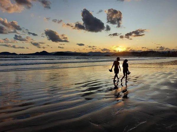 在桑托斯的Ponta Praia和Embare海滩看到的日落 2022年5月4日 巴西圣保罗桑托斯 在圣保罗南岸桑托斯的Ponta Praia和Embare海滩看到日落 降低性情的前景 — 图库照片