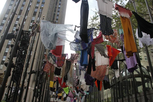 Rockefeller Center 'daki MASA: Intervencion / Interseccion. 4 Mayıs 2022, New York, ABD: Rockefeller Center 'daki MASA 5 Mayıs - 24 Haziran tarihleri arasında Rockefeller Center' ın kampüsünde Meksika 'nın en iyi çağdaş sanat ve tasarımını kutluyor. Bu...