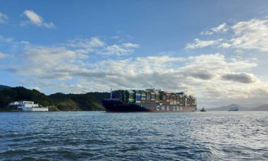 Günbatımında Ponta da Praia 'da gemilerin hareketi ve dalgalı deniz. Santos. 6 Mayıs 2022, Santos, Sao Paulo, Brezilya: Cuma günü Sao Paulo 'nun güney kıyısındaki Ponta da Praia' da gemilerin ve dalgalı denizin hareketleriyle gün batımı 