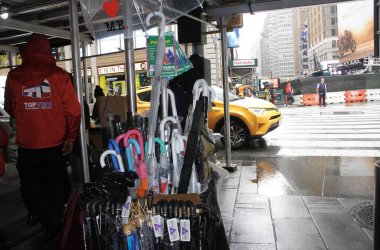 Times Meydanı 'nda yağmur altında. 6 Mayıs 2022, New York, ABD: New Yorklular ve turistler Cuma günü Times Meydanı 'nda yağış ile karşı karşıya kalırken, hava tahminleri tüm gün boyunca% 90 ila 98 arasında, 57F' ye kadar yağmur yağacağını söylüyor (yaklaşık 13.8C).).