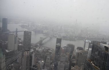 Tek Dünya Gözlemevi 'nden New York şehrinin 360 hava manzaralı silueti. 6 Mayıs 2022, New York, ABD: 102 kat yukarıdan New York Cinty Skylie 'nin 360 hava görüntüsü şehrin en yüksek noktası.