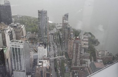 Tek Dünya Gözlemevi 'nden New York şehrinin 360 hava manzaralı silueti. 6 Mayıs 2022, New York, ABD: 102 kat yukarıdan New York Cinty Skylie 'nin 360 hava görüntüsü şehrin en yüksek noktası.