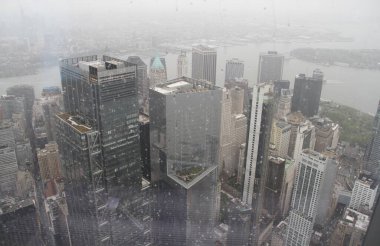 Tek Dünya Gözlemevi 'nden New York şehrinin 360 hava manzaralı silueti. 6 Mayıs 2022, New York, ABD: 102 kat yukarıdan New York Cinty Skylie 'nin 360 hava görüntüsü şehrin en yüksek noktası.