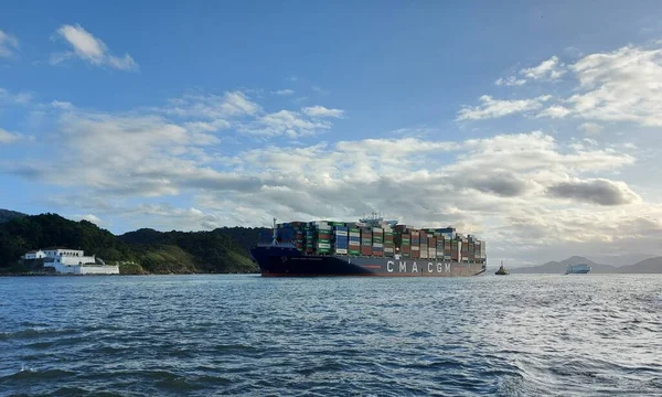 Günbatımında Ponta da Praia 'da gemilerin hareketi ve dalgalı deniz. Santos. 6 Mayıs 2022, Santos, Sao Paulo, Brezilya: Cuma günü Sao Paulo 'nun güney kıyısındaki Ponta da Praia' da gemilerin ve dalgalı denizin hareketleriyle gün batımı 