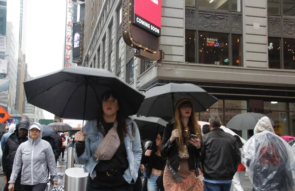 Times Meydanı 'nda yağmur altında. 6 Mayıs 2022, New York, ABD: New Yorklular ve turistler Cuma günü Times Meydanı 'nda yağış ile karşı karşıya kalırken, hava tahminleri tüm gün boyunca% 90 ila 98 arasında, 57F' ye kadar yağmur yağacağını söylüyor (yaklaşık 13.8C).).