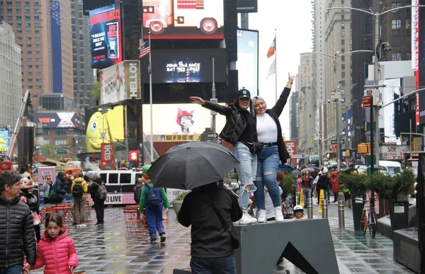Times Meydanı 'nda yağmur altında. 6 Mayıs 2022, New York, ABD: New Yorklular ve turistler Cuma günü Times Meydanı 'nda yağış ile karşı karşıya kalırken, hava tahminleri tüm gün boyunca% 90 ila 98 arasında, 57F' ye kadar yağmur yağacağını söylüyor (yaklaşık 13.8C).).