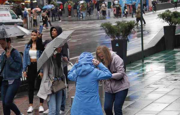 Times Meydanı 'nda yağmur altında. 6 Mayıs 2022, New York, ABD: New Yorklular ve turistler Cuma günü Times Meydanı 'nda yağış ile karşı karşıya kalırken, hava tahminleri tüm gün boyunca% 90 ila 98 arasında, 57F' ye kadar yağmur yağacağını söylüyor (yaklaşık 13.8C).).