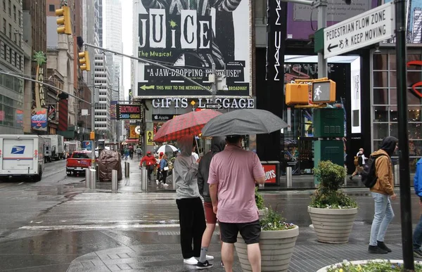 Таймс Сквер Дождём Мая 2022 Нью Йорк Сша Жители Нью — стоковое фото