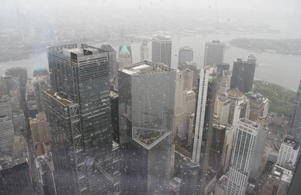 Tek Dünya Gözlemevi 'nden New York şehrinin 360 hava manzaralı silueti. 6 Mayıs 2022, New York, ABD: 102 kat yukarıdan New York Cinty Skylie 'nin 360 hava görüntüsü şehrin en yüksek noktası.