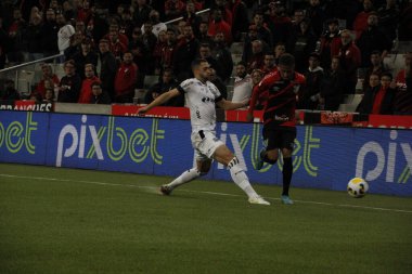 Brezilya Futbol Şampiyonası 2022: Athletico Ceara 'ya karşı. 7 Mayıs 2022, Curitiba, Parana, Brezilya: Arena da Baixada Stadyumu 'nda oynanan Brezilya Futbol Şampiyonası' nın beşinci turu için geçerli olan Athletico Paranaense ve Ceara arasındaki futbol maçı