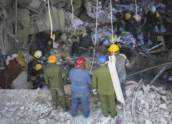 Havana-Küba 'daki Saratoga Oteli' nde meydana gelen patlamada yaklaşık 32 kişi öldü. 7 Mayıs 2022, Havana, Küba: Saratoga Oteli 'nde Cuma (06) saatlerinde yaklaşık 32 kişinin öldüğü şiddetli bir patlama meydana geldi 