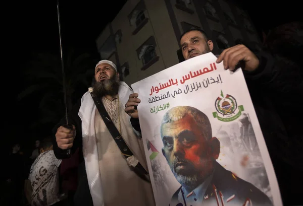 伊斯兰运动哈马斯 Hamas 的支持者在该派系领导人叶海亚 Yahya Sinwar 的住宅前举行示威 2022年5月8日 巴勒斯坦 伊斯兰运动哈马斯的支持者参加示威 — 图库照片