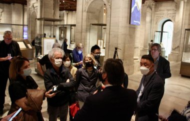 New York Halk Kütüphanesi Başkanı Anthony Marx ile New York Halk Kütüphanesi Hazineleri Üzerine Basın Konferansı: 125 Yaşın Üzerinde Bir Koleksiyon Gösteriliyor. 12 Mayıs 2022, New York, ABD