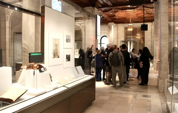 New York Halk Kütüphanesi Başkanı Anthony Marx ile New York Halk Kütüphanesi Hazineleri Üzerine Basın Konferansı: 125 Yaşın Üzerinde Bir Koleksiyon Gösteriliyor. 12 Mayıs 2022, New York, ABD