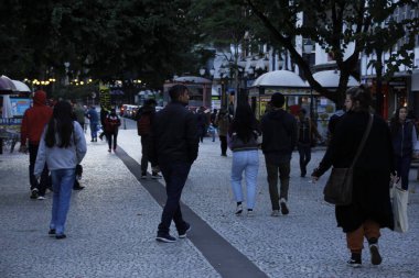 Hava: Güney Brezilya 'da soğuk hava sıcaklığı düşer. 17 Mayıs 2022, Curitiba, Parana, Brezilya: Yayalar kendilerini 17 Mayıs Salı günü Curitiba şehir merkezindeki soğuktan koruyorlar. Termometreler 4C gösteriyor.