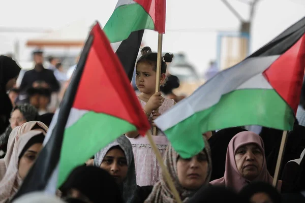 Palestinos Acenam Com Bandeiras Durante Marcha Pelo 74O Aniversário Nakba — Fotografia de Stock