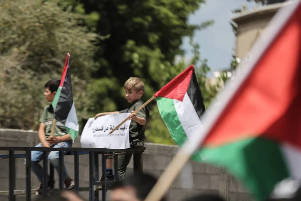 Palestyńczycy Machają Flagami Podczas Marszu Rocznicę Nakby Maja 2022 Gaza — Zdjęcie stockowe