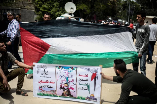 Des Palestiniens Agitent Des Drapeaux Pendant Marche Pour 74E Anniversaire — Photo