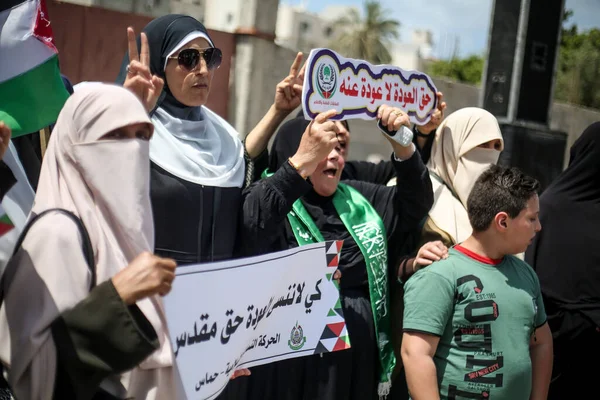 Palestinos Acenam Com Bandeiras Durante Marcha Pelo 74O Aniversário Nakba — Fotografia de Stock