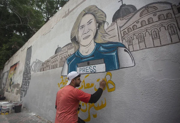Int イスラエル軍に殺されたアル ジャジーラのジャーナリスト シェライン アクラを称える壁画 2022年5月18日 パレスチナ パレスチナ人アーティストが ガザ南部のカーン ユニスにあるアル — ストック写真