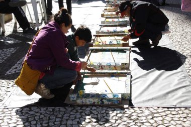 Curitiba 'daki XV Street Boardwalk' un 50. yıldönümü. 19 Mayıs 2022, Curitiba, Parana, Brezilya: Curitiba şehir merkezindeki ünlü Calcadao da Rua XV (XV Street Boardwalk) üzerinde yaya hareketi