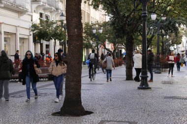 Curitiba 'daki XV Street Boardwalk' un 50. yıldönümü. 19 Mayıs 2022, Curitiba, Parana, Brezilya: Curitiba şehir merkezindeki ünlü Calcadao da Rua XV (XV Street Boardwalk) üzerinde yaya hareketi