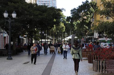 Curitiba 'daki XV Street Boardwalk' un 50. yıldönümü. 19 Mayıs 2022, Curitiba, Parana, Brezilya: Curitiba şehir merkezindeki ünlü Calcadao da Rua XV (XV Street Boardwalk) üzerinde yaya hareketi