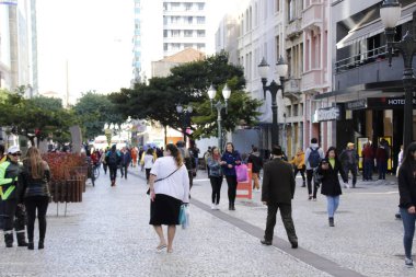 Curitiba 'daki XV Street Boardwalk' un 50. yıldönümü. 19 Mayıs 2022, Curitiba, Parana, Brezilya: Curitiba şehir merkezindeki ünlü Calcadao da Rua XV (XV Street Boardwalk) üzerinde yaya hareketi