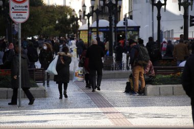 Curitiba 'daki XV Street Boardwalk' un 50. yıldönümü. 19 Mayıs 2022, Curitiba, Parana, Brezilya: Curitiba şehir merkezindeki ünlü Calcadao da Rua XV (XV Street Boardwalk) üzerinde yaya hareketi