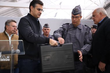 Eyalet Valisi tarafından Sao Paulo Askeri Polisine 490 hafif makineli tüfek teslimatı. 19 Mayıs 2022, Sao Paulo, Brezilya Sao Paulo valisi Rodrigo Garcia, Sao Paulo Askeri Polisine 490 hafif makineli tüfek teslim etti. 