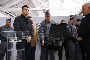 Eyalet Valisi tarafından Sao Paulo Askeri Polisine 490 hafif makineli tüfek teslimatı. 19 Mayıs 2022, Sao Paulo, Brezilya Sao Paulo valisi Rodrigo Garcia, Sao Paulo Askeri Polisine 490 hafif makineli tüfek teslim etti. 