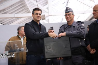 Eyalet Valisi tarafından Sao Paulo Askeri Polisine 490 hafif makineli tüfek teslimatı. 19 Mayıs 2022, Sao Paulo, Brezilya Sao Paulo valisi Rodrigo Garcia, Sao Paulo Askeri Polisine 490 hafif makineli tüfek teslim etti. 