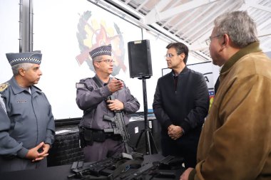 Eyalet Valisi tarafından Sao Paulo Askeri Polisine 490 hafif makineli tüfek teslimatı. 19 Mayıs 2022, Sao Paulo, Brezilya Sao Paulo valisi Rodrigo Garcia, Sao Paulo Askeri Polisine 490 hafif makineli tüfek teslim etti. 