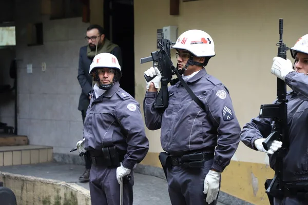 Eyalet Valisi tarafından Sao Paulo Askeri Polisine 490 hafif makineli tüfek teslimatı. 19 Mayıs 2022, Sao Paulo, Brezilya Sao Paulo valisi Rodrigo Garcia, Sao Paulo Askeri Polisine 490 hafif makineli tüfek teslim etti. 