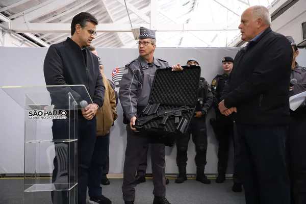 Eyalet Valisi tarafından Sao Paulo Askeri Polisine 490 hafif makineli tüfek teslimatı. 19 Mayıs 2022, Sao Paulo, Brezilya Sao Paulo valisi Rodrigo Garcia, Sao Paulo Askeri Polisine 490 hafif makineli tüfek teslim etti. 