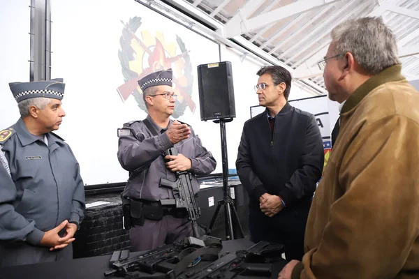 Eyalet Valisi tarafından Sao Paulo Askeri Polisine 490 hafif makineli tüfek teslimatı. 19 Mayıs 2022, Sao Paulo, Brezilya Sao Paulo valisi Rodrigo Garcia, Sao Paulo Askeri Polisine 490 hafif makineli tüfek teslim etti. 