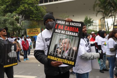 Sao Paulos Konsey Üyesi Camilo 'yu ırkçı konuşmaları için protesto edin. 19 Mayıs 2022, Sao Paulo, Brezilya: Konsey üyesi Camilo Cristofaro 'nun Sao Paulo İl Meclisi önünde uyguladığı ırkçılık olaylarına karşı protestocular bir protesto gösterisi düzenledi.