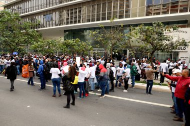 Sao Paulos Konsey Üyesi Camilo 'yu ırkçı konuşmaları için protesto edin. 19 Mayıs 2022, Sao Paulo, Brezilya: Konsey üyesi Camilo Cristofaro 'nun Sao Paulo İl Meclisi önünde uyguladığı ırkçılık olaylarına karşı protestocular bir protesto gösterisi düzenledi.
