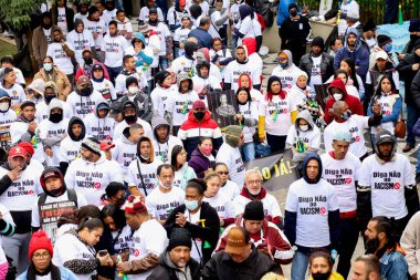 Sao Paulos Konsey Üyesi Camilo 'yu ırkçı konuşmaları için protesto edin. 19 Mayıs 2022, Sao Paulo, Brezilya: Konsey üyesi Camilo Cristofaro 'nun Sao Paulo İl Meclisi önünde uyguladığı ırkçılık olaylarına karşı protestocular bir protesto gösterisi düzenledi.