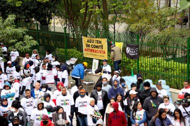 Sao Paulos Konsey Üyesi Camilo 'yu ırkçı konuşmaları için protesto edin. 19 Mayıs 2022, Sao Paulo, Brezilya: Konsey üyesi Camilo Cristofaro 'nun Sao Paulo İl Meclisi önünde uyguladığı ırkçılık olaylarına karşı protestocular bir protesto gösterisi düzenledi.