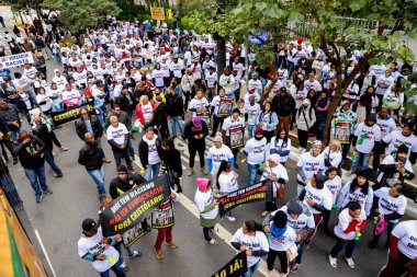 Sao Paulos Konsey Üyesi Camilo 'yu ırkçı konuşmaları için protesto edin. 19 Mayıs 2022, Sao Paulo, Brezilya: Konsey üyesi Camilo Cristofaro 'nun Sao Paulo İl Meclisi önünde uyguladığı ırkçılık olaylarına karşı protestocular bir protesto gösterisi düzenledi.