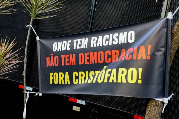 人種差別的なスピーチのために サンパウロの議員 カミロに対する抗議 2022年5月19日ブラジル サンパウロ市 サンパウロ市議会前でカミーロ クリストファロ議員が実践した人種差別のエピソードに抗議する抗議行動に参加 — ストック写真