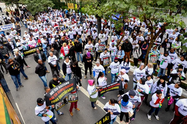 Sao Paulos Konsey Üyesi Camilo 'yu ırkçı konuşmaları için protesto edin. 19 Mayıs 2022, Sao Paulo, Brezilya: Konsey üyesi Camilo Cristofaro 'nun Sao Paulo İl Meclisi önünde uyguladığı ırkçılık olaylarına karşı protestocular bir protesto gösterisi düzenledi.
