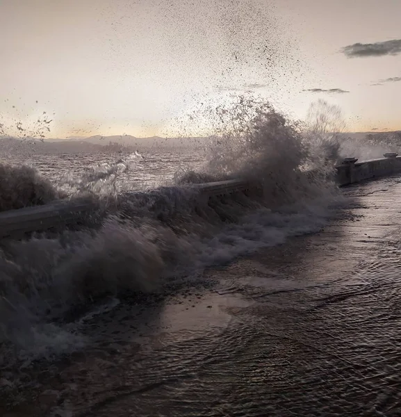 由于冷锋造成的宿醉袭击了圣保罗海岸的桑托斯海滩 2022年5月19日 巴西圣保罗桑托斯 由于宿醉 海水侵入了桑托斯市的街道和大街 — 图库照片